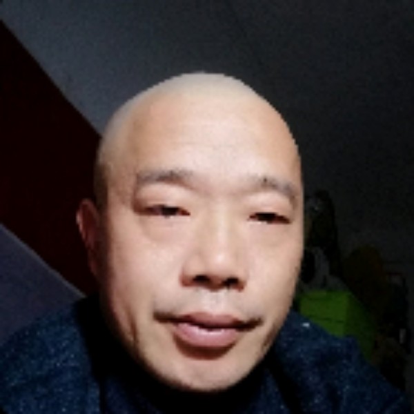 魁梧与萝莉的照片