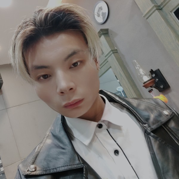 追求事业小青年的照片