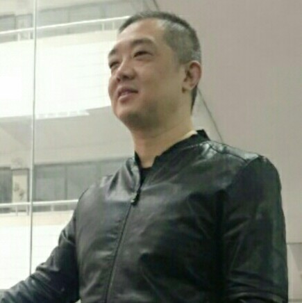 飞翔在天空的鱼的照片