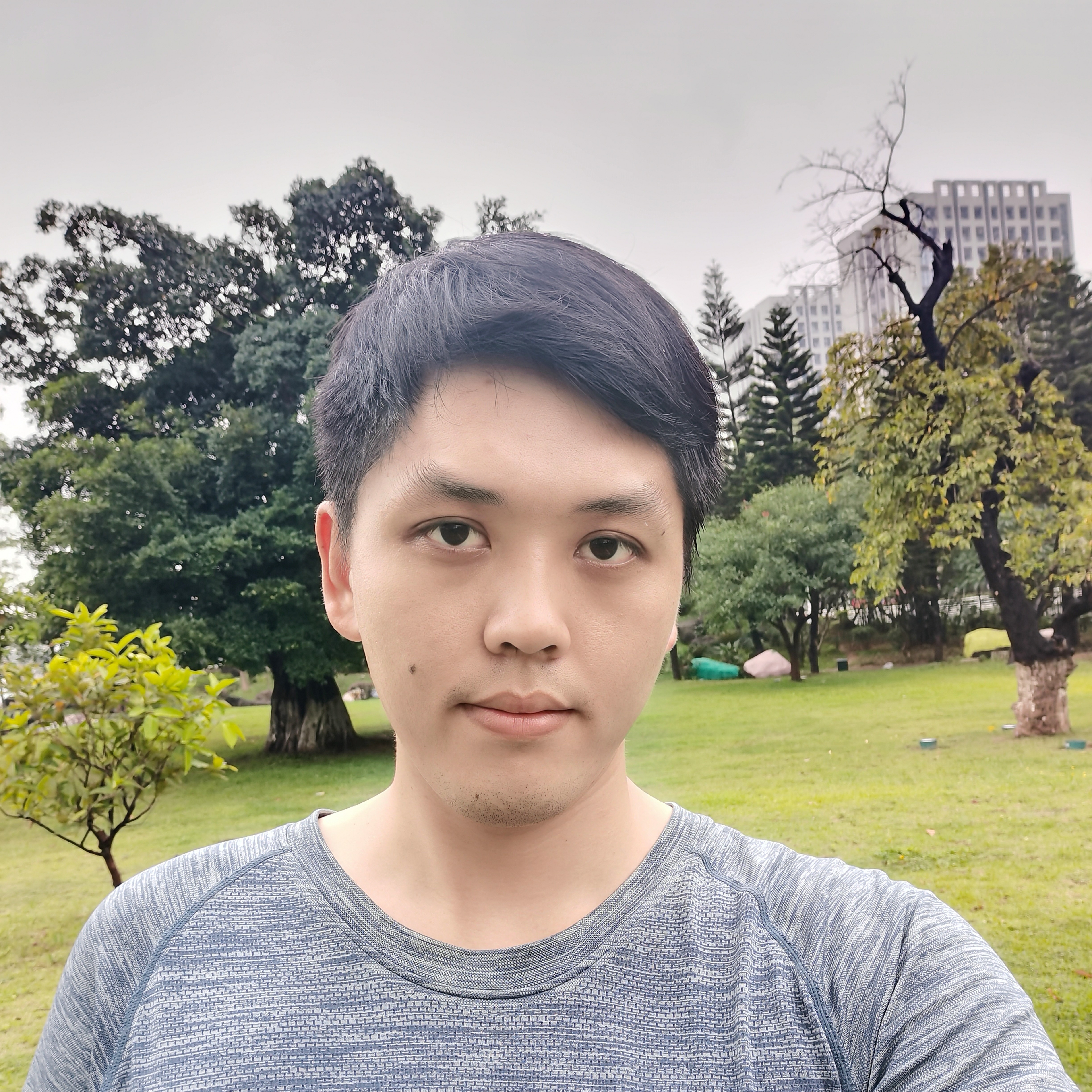 身影深拥活力的照片