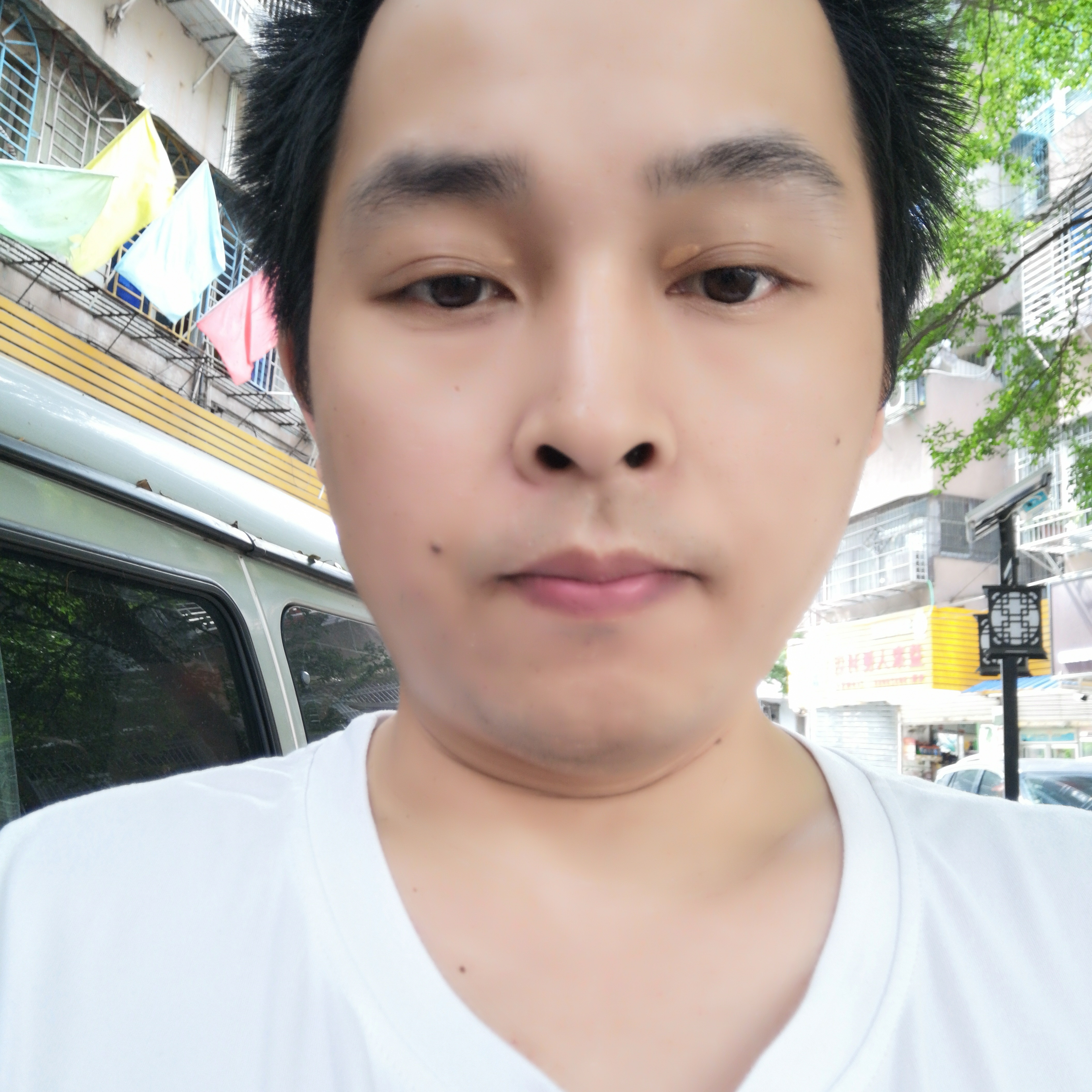 墨镜有朴实的照片