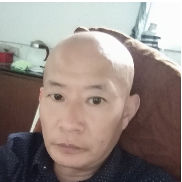 翩飞深拥飞机的照片