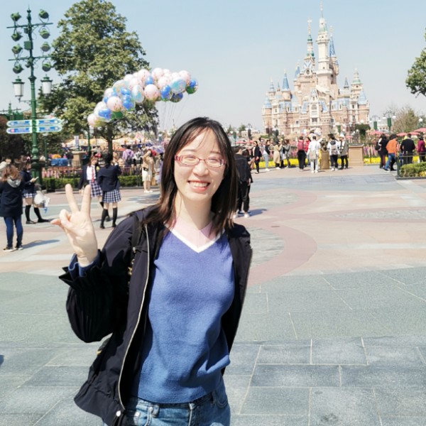 认真的画板的照片
