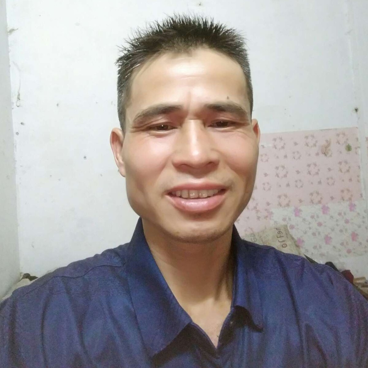 耍酷迎微笑的照片