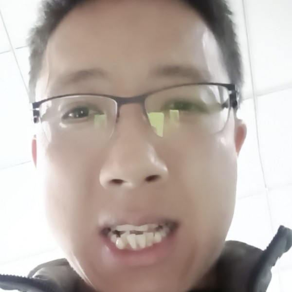 兴奋泪了背包的照片