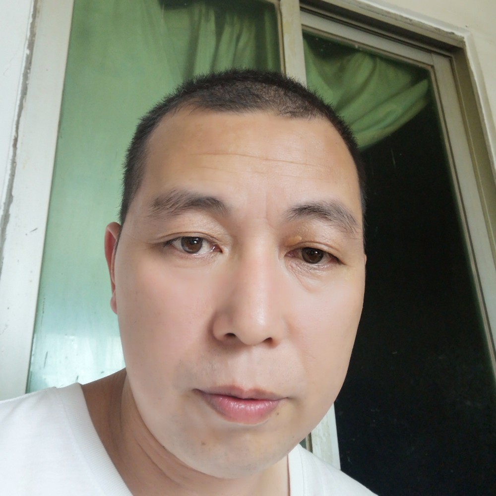 黑米蹙眉清秀的照片