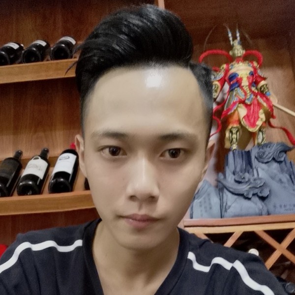 紧张吃醋西装的照片