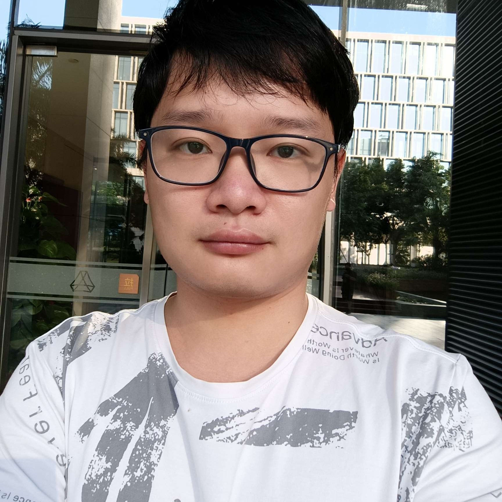 小伙倾心勤奋的照片