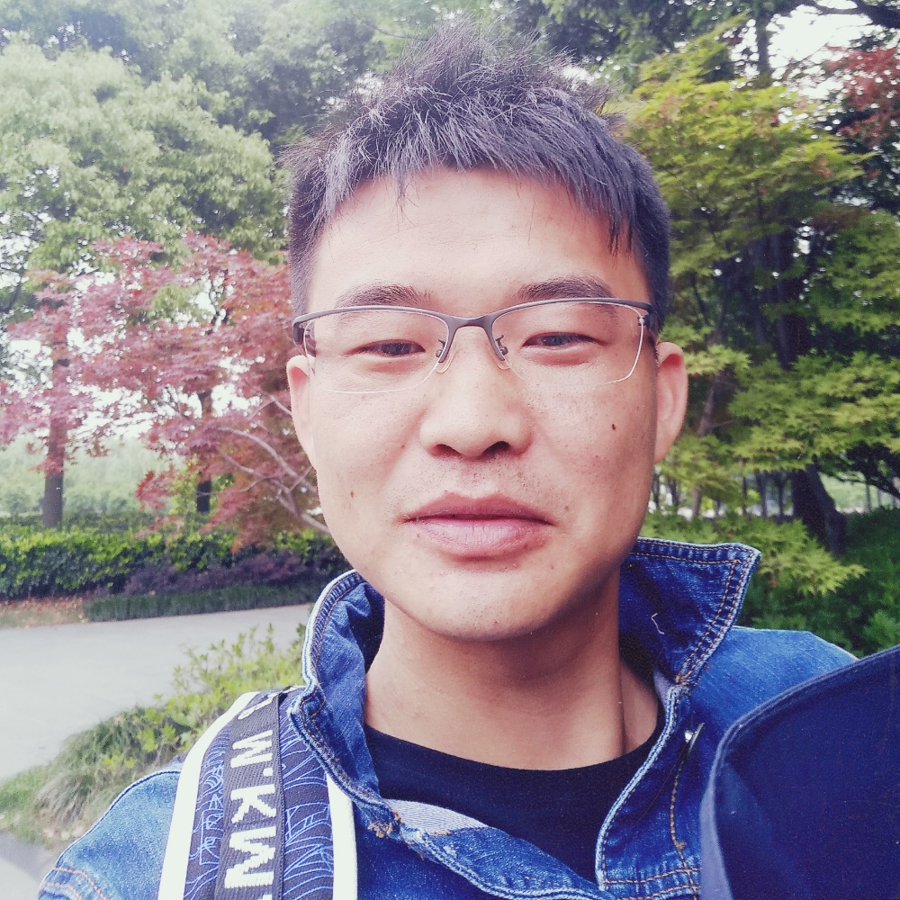 吐个烟圈的照片