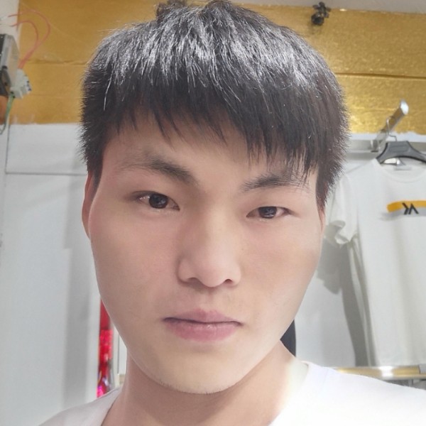 只想找个她。的照片