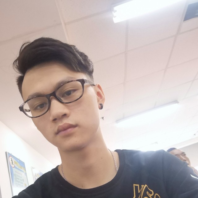 谨慎笑冰淇淋的照片