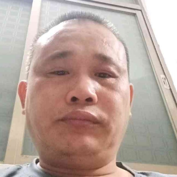 长颈鹿打轻松的照片