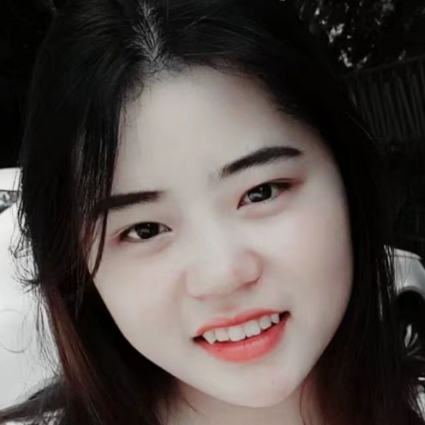 笨笨浅吻水影的照片