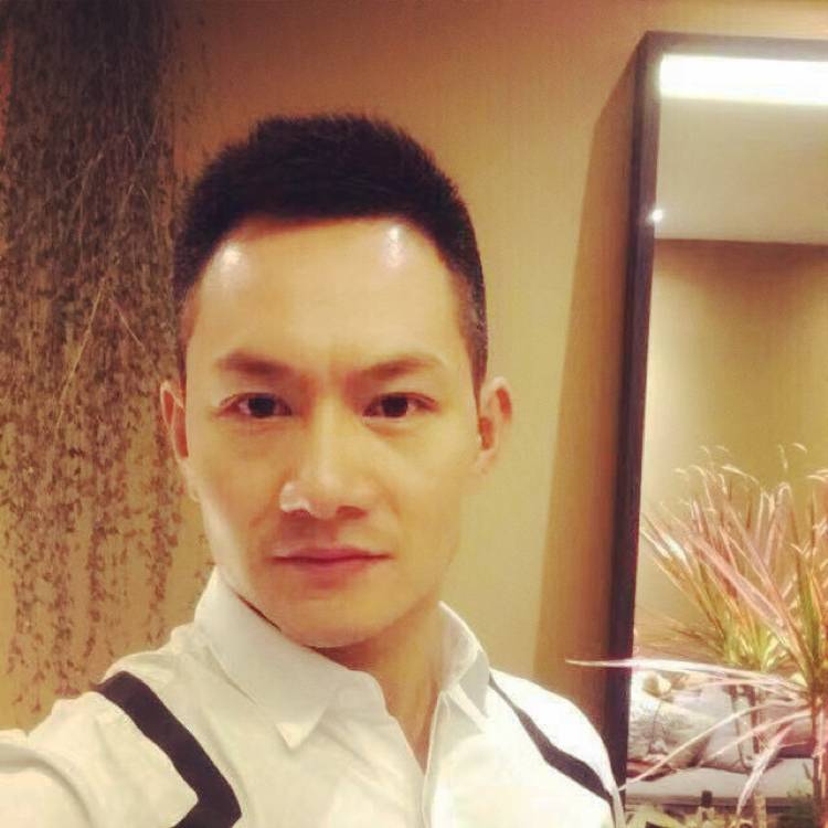 淡淡深拥书本的照片