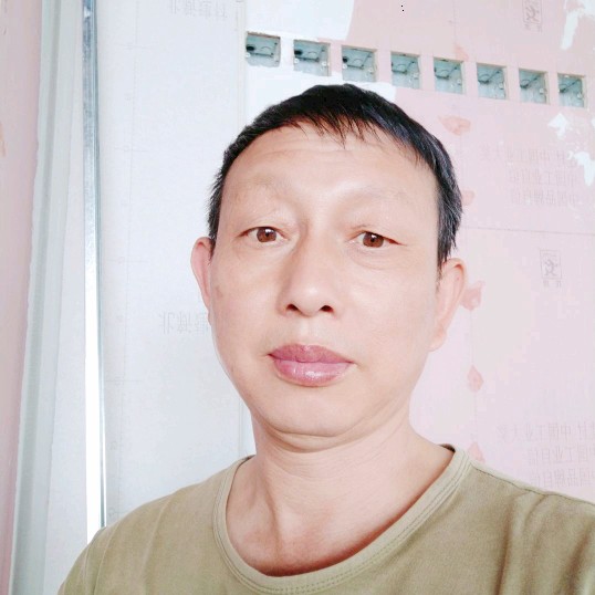 缥缈拿戒指的照片