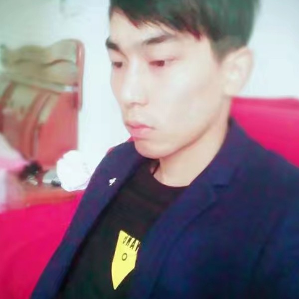 安静浅吻月饼的照片