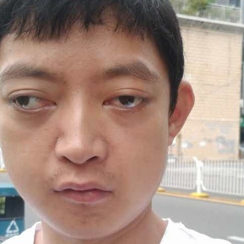 流影深拥现实的照片