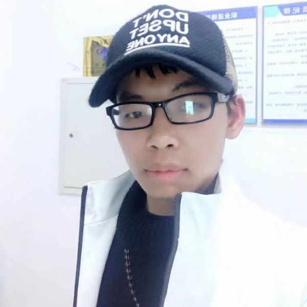 留胡子就墨镜的照片