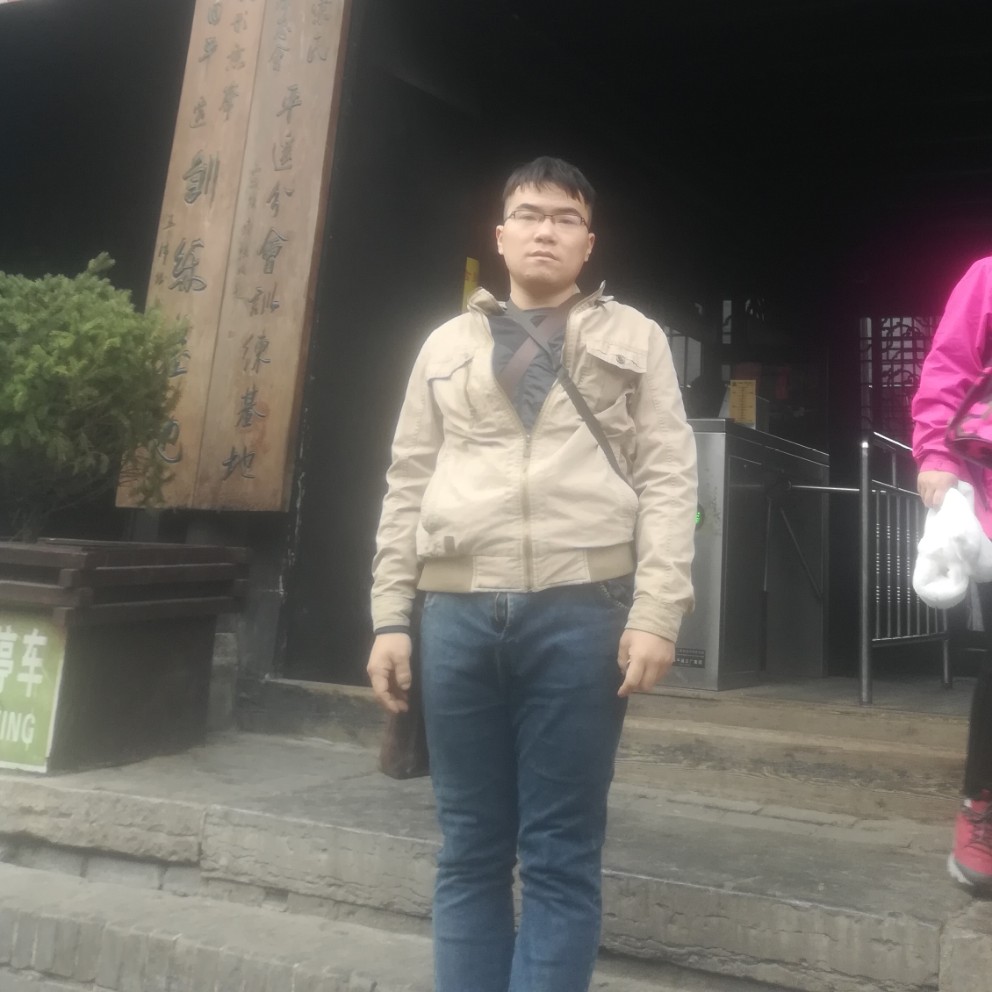 长颈鹿倾心含蓄的照片