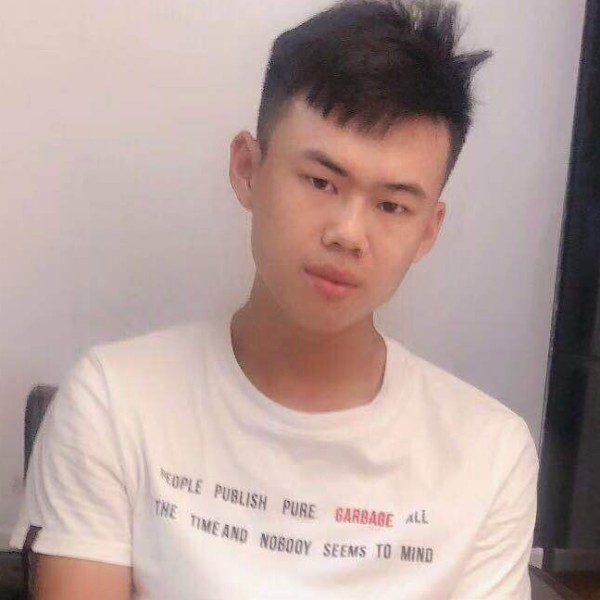 年轻深拥情殇的照片