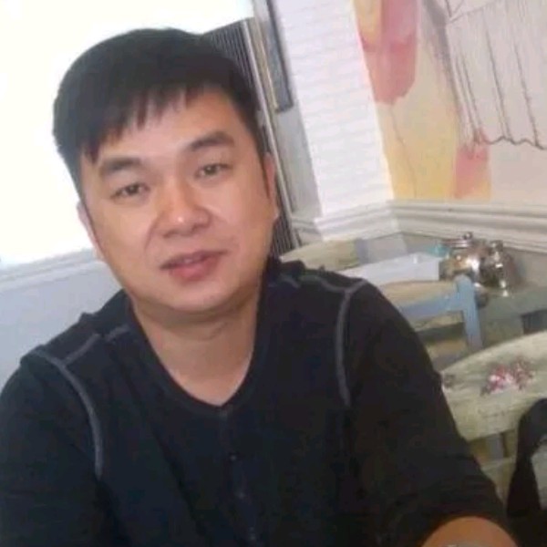 泥猴桃拿苹果的照片