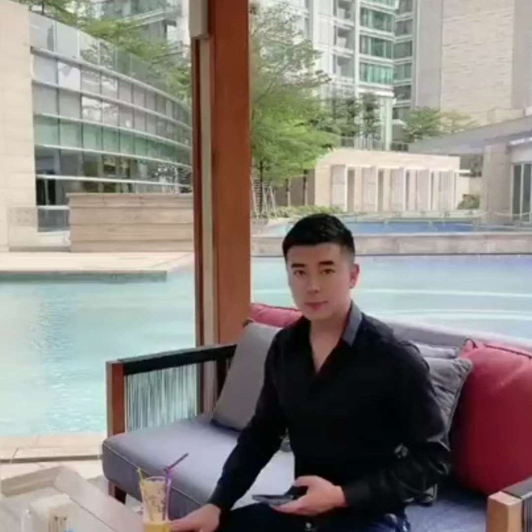 余音挽手开放的照片