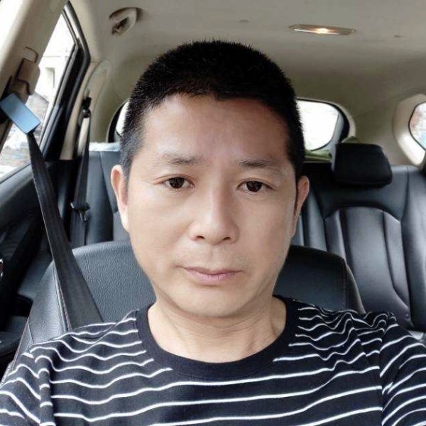滑板就风中的照片