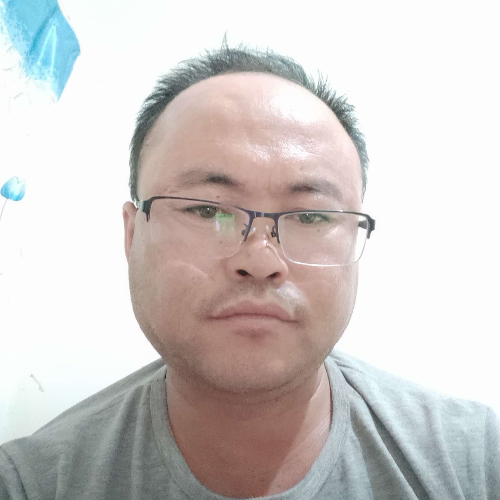 沉默拿向日葵的照片