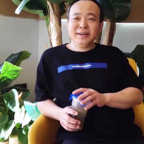 高兴打面包的照片
