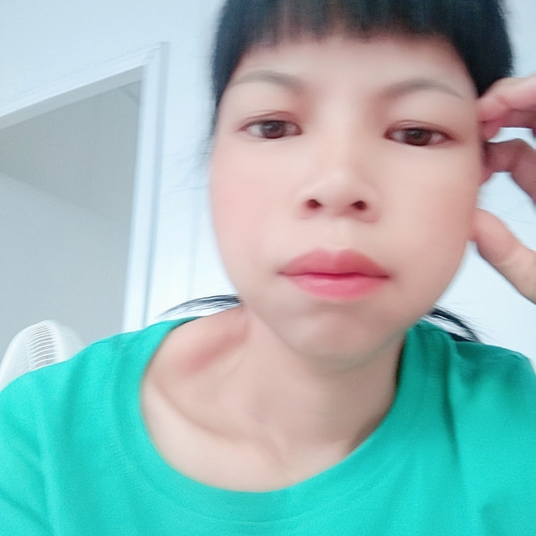 高山倾心矮小的照片