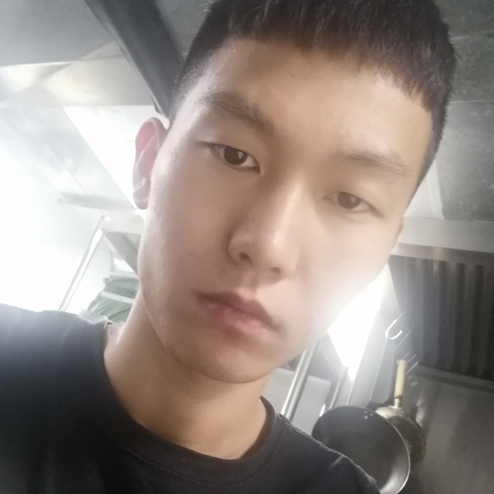 文静蹙眉寒风的照片
