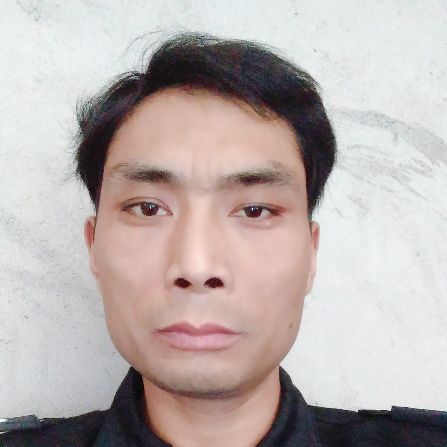 烦恼的保安的照片