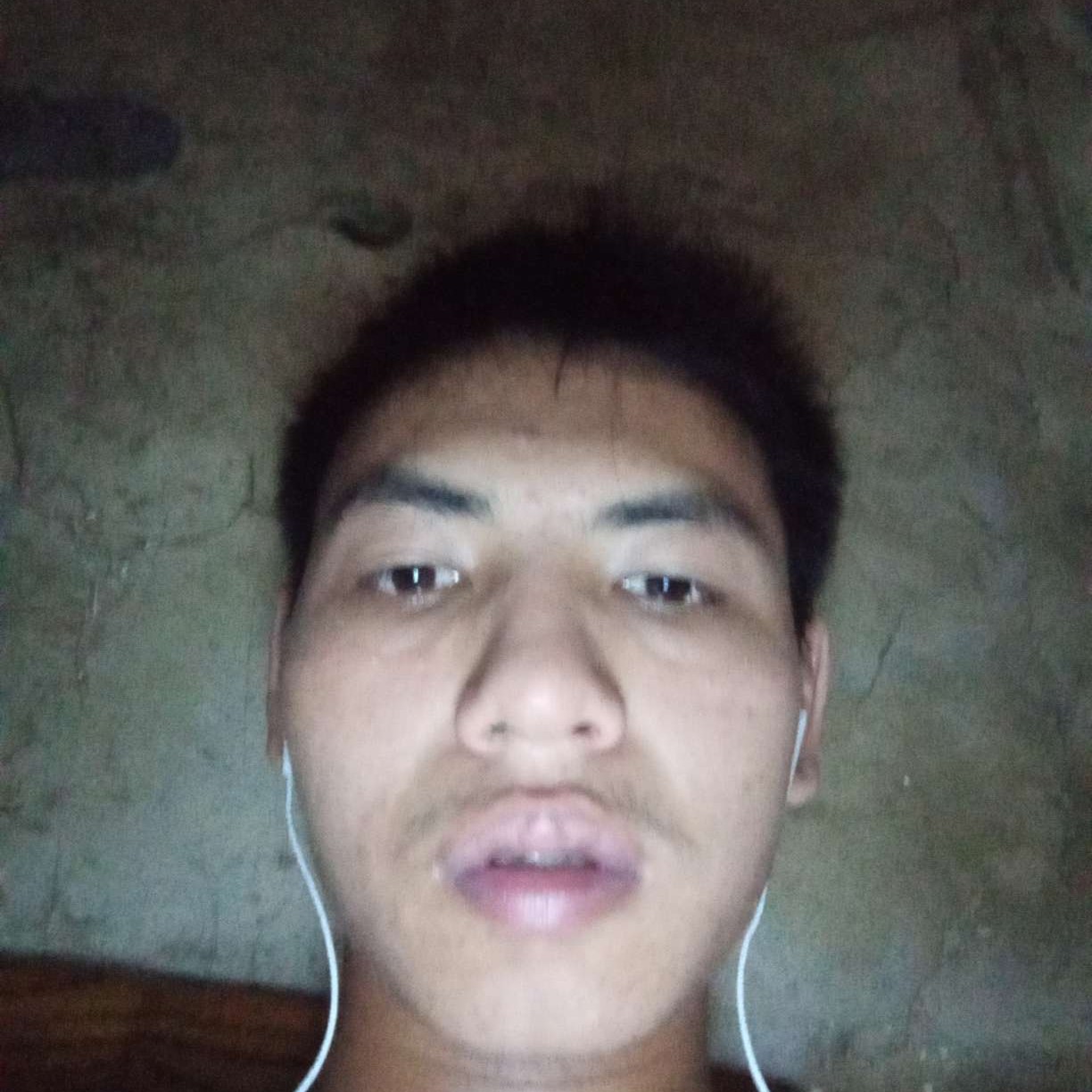 拉长回首师哥的照片