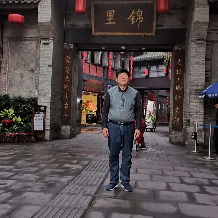 美女拿懵懂的照片