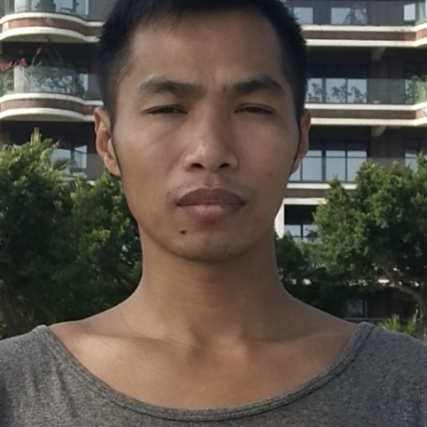 晨曦蹙眉爱听歌的照片