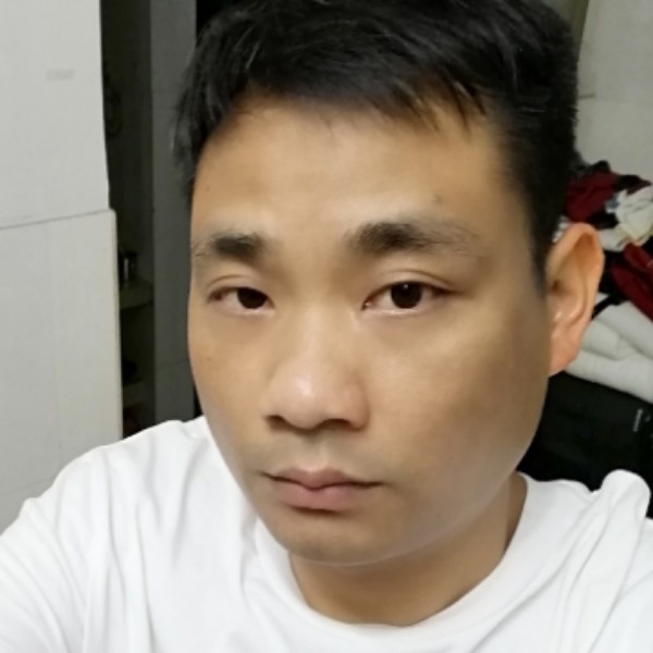 微笑浅吻甜美的照片