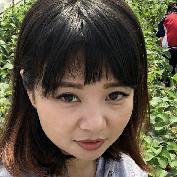 爱笑挽手树叶的照片