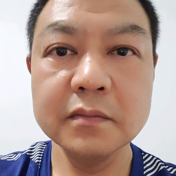 真诚的龙人的照片