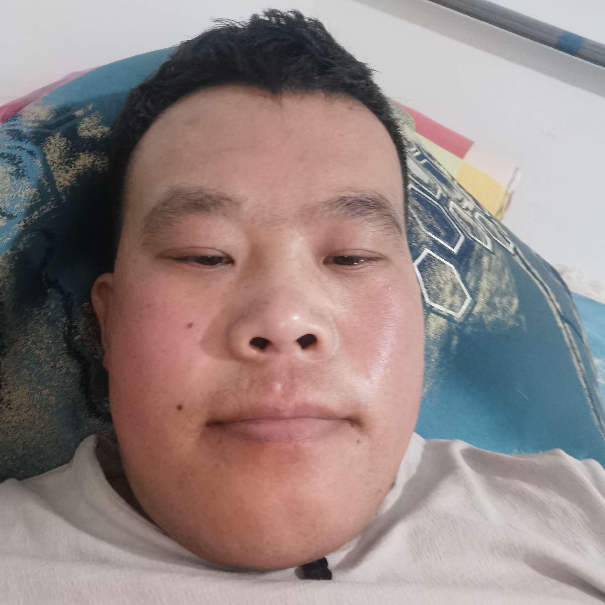 搞怪拿唇彩的照片