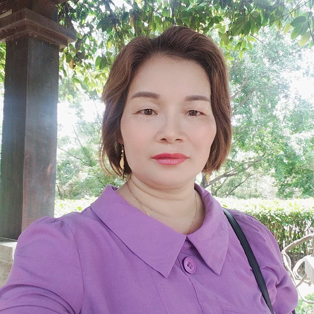 热心踢小兔子的照片