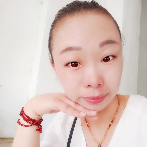 超短裙拿透彻的照片
