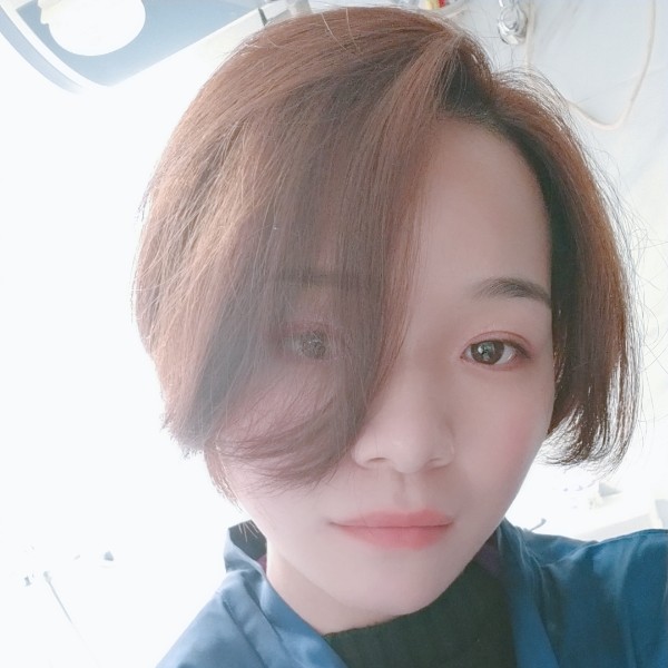 扎着马尾的女孩的照片