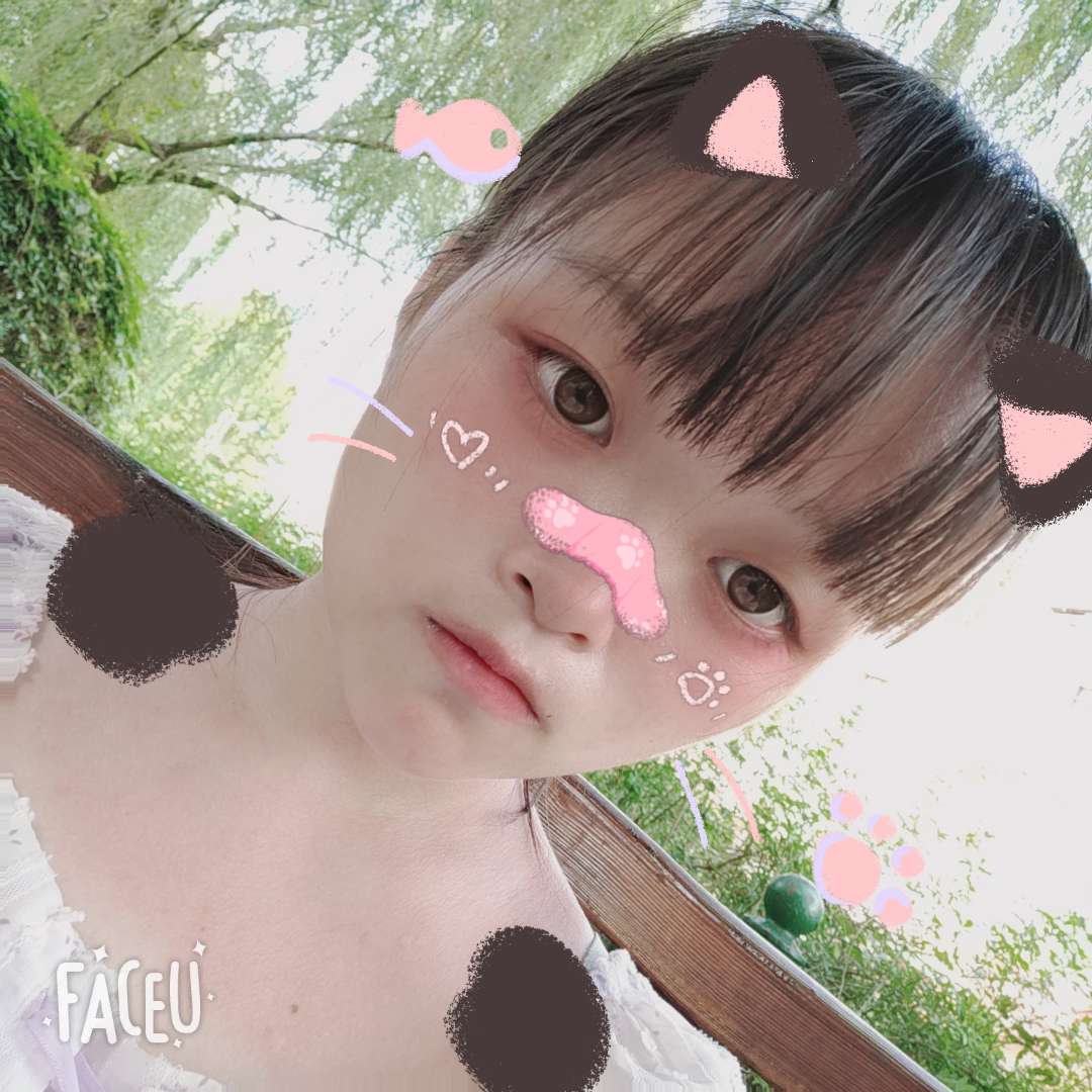 沐樱倾心鲤鱼的照片