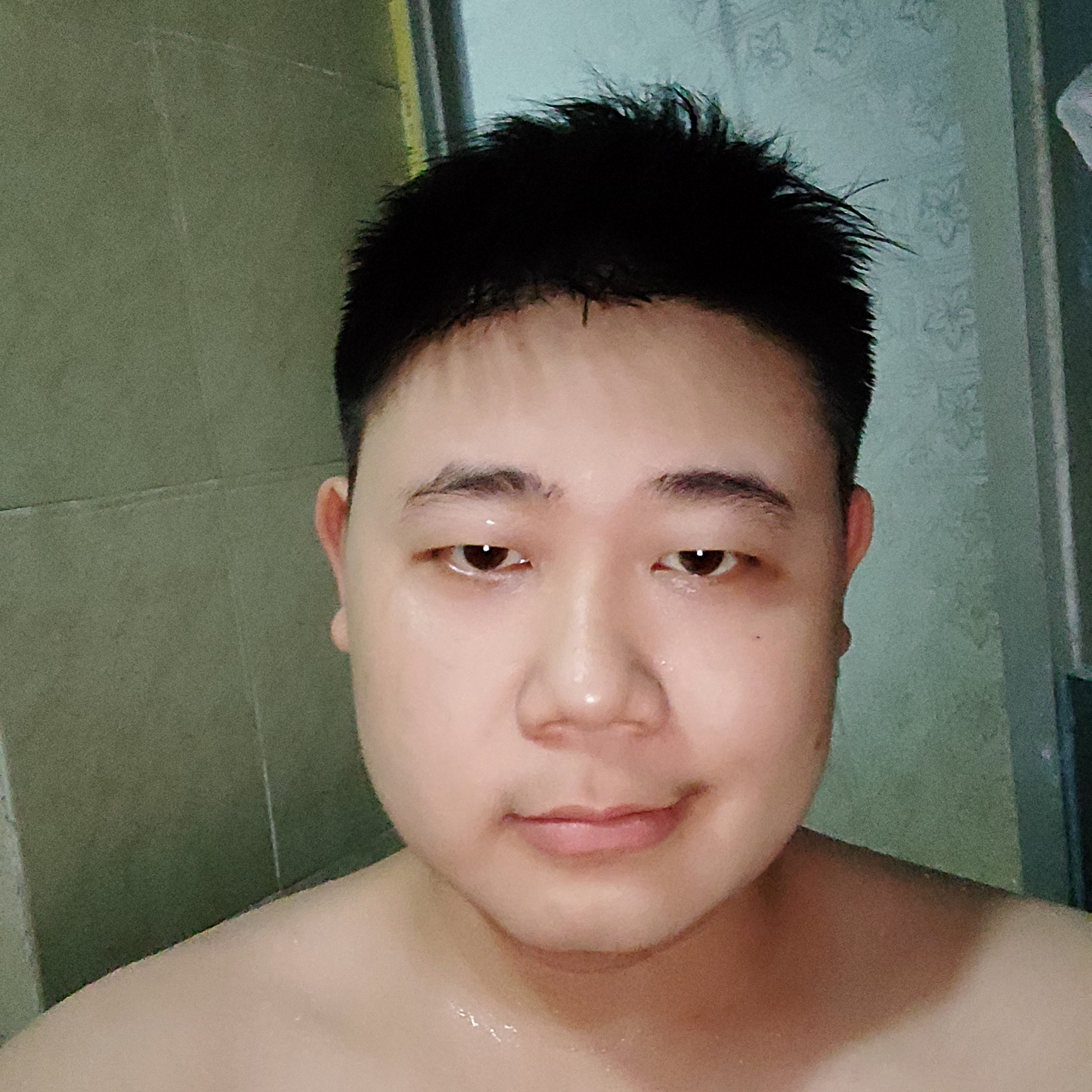 大胆蹙眉红玫瑰的照片