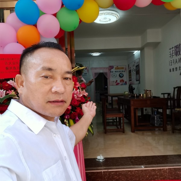 石头拿纯情的照片