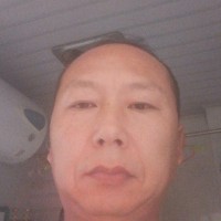 帅哥拿幸福的照片