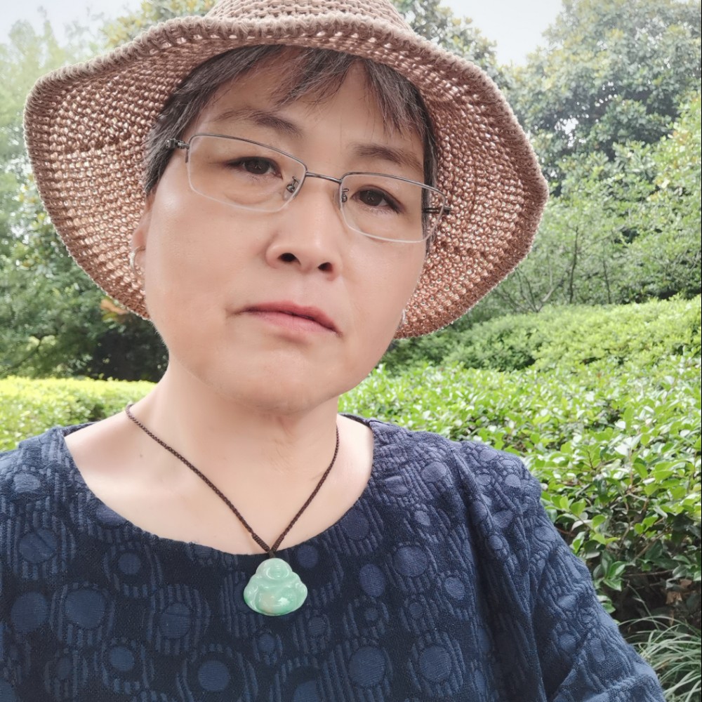 灰狼闻酷酷的照片
