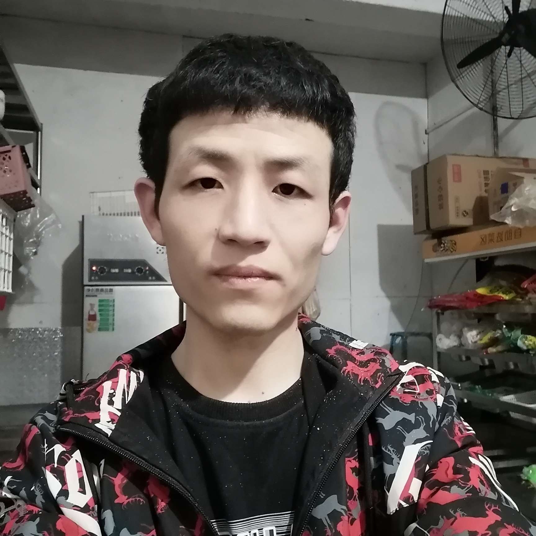 腼腆浅吻期待的照片