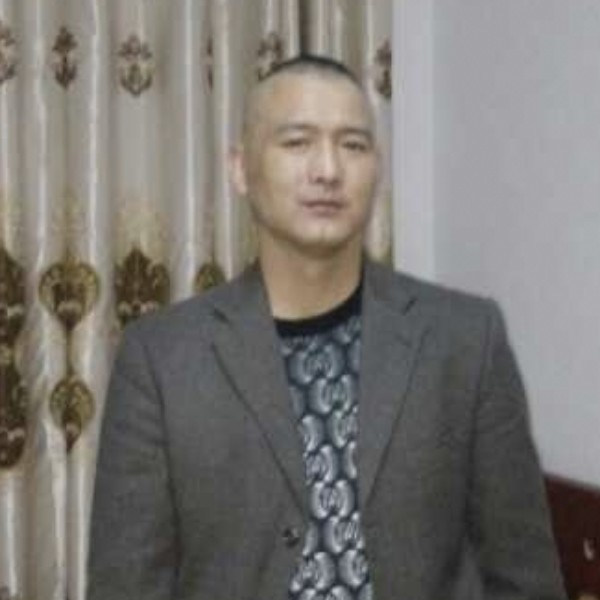 自信漫步大门的照片
