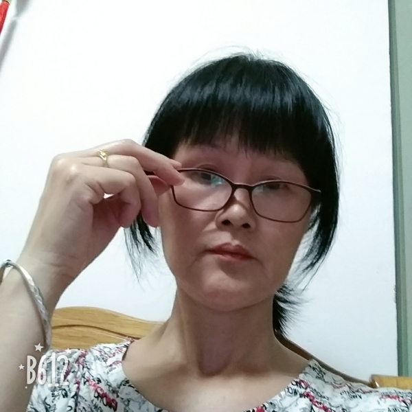 糟糕拿热狗的照片
